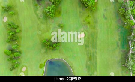 Blick von oben auf den Golfplatz mit Teich und Bunkern. Panoramablick auf das GolfFairway Stockfoto
