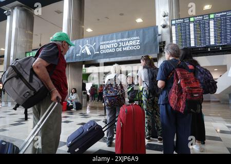 Mexiko-Stadt, Mexiko. Juli 2024. Passagiere warten am 19. Juli 2024 am internationalen Flughafen Benito Juarez in Mexiko-Stadt, Mexiko. Ein fehlerhaftes Software-Update des Cybersicherheitsunternehmens CrowdStrike am Freitagmorgen hat Computer, auf denen Microsoft Windows in Unternehmen ausgeführt wird, beeinträchtigt, was zu erheblichen IT-Ausfällen führte und Banken, Fluggesellschaften und Unternehmen weltweit zum Stillstand brachte. Quelle: Francisco Canedo/Xinhua/Alamy Live News Stockfoto