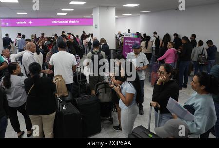 Mexiko-Stadt, Mexiko. Juli 2024. Passagiere warten am 19. Juli 2024 am internationalen Flughafen Benito Juarez in Mexiko-Stadt, Mexiko. Ein fehlerhaftes Software-Update des Cybersicherheitsunternehmens CrowdStrike am Freitagmorgen hat Computer, auf denen Microsoft Windows in Unternehmen ausgeführt wird, beeinträchtigt, was zu erheblichen IT-Ausfällen führte und Banken, Fluggesellschaften und Unternehmen weltweit zum Stillstand brachte. Quelle: Francisco Canedo/Xinhua/Alamy Live News Stockfoto