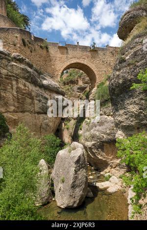 Ein Blick auf die Puente Viejo Brücke in Ronda Sapin, vom Fluss in der Schlucht unten Stockfoto