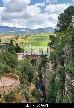 Ein Blick von oben auf die Puento Viejo Brücke, die den Fluss in der tiefen Schlucht zwischen den beiden Seiten von Ronda Spanien überspannt. Stockfoto