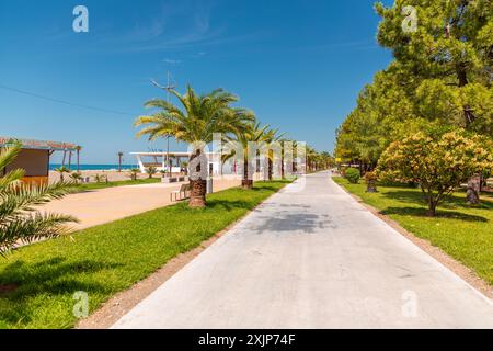 Batumi, Georgien - 14. JUNI 2024: Blick von der Promenade auf die Küste von Batumi, entlang des Schwarzen Meeres. Stockfoto