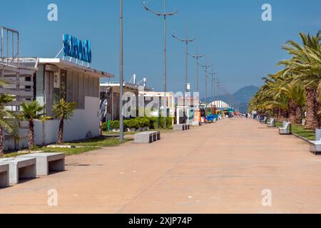 Batumi, Georgien - 14. JUNI 2024: Blick von der Promenade auf die Küste von Batumi, entlang des Schwarzen Meeres. Stockfoto