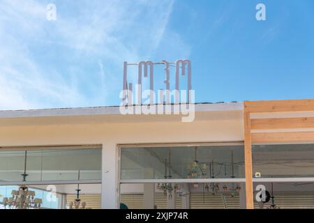 Batumi, Georgien - 14. JUNI 2024: Blick von der Promenade auf die Küste von Batumi, entlang des Schwarzen Meeres. Schild des SOHO-Restaurants in georgischem Alphabet Stockfoto