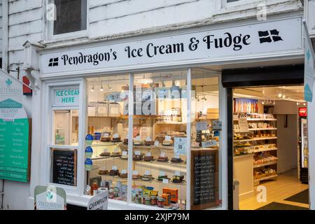 Padstow Cornwall, Pendragons Eis- und Fudge-Geschäft im Stadtzentrum, verkauft Cornish Ice Cream und aromated Fudge, England, UK Stockfoto