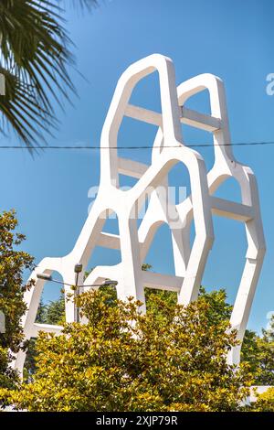 Batumi, Georgia - 14. JUNI 2024: Abstrakte Betonskulptur zwischen der Rustaveli Avenue und der Küste von Batumi, Georgia. Stockfoto