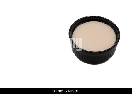 Kogel mogel in einer Schüssel. Kogel Mogel ist eine hausgemachte cremige Dessert aus Eigelb und Zucker. Stockfoto