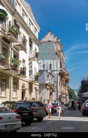 Batumi, Georgien - 14. JUNI 2024: Traditionelle georgianische Architektur und Blick auf die Straße in Batumi, Adjara, Georgien. Stockfoto