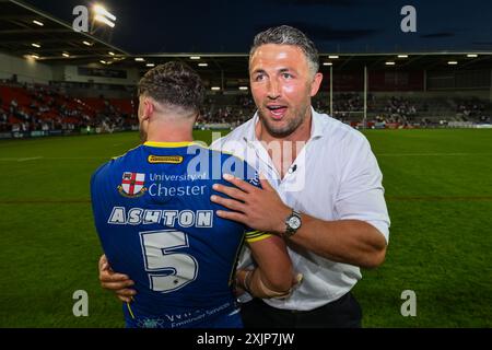 Sam Burgess Head Coach von Warrington Wolves feiert mit Matty Ashton von Warrington Wolves am Ende des 18. Spiels der Betfred Super League in St. Helens gegen Warrington Wolves im Totally Wicked Stadium, St Helens, Großbritannien, 19. Juli 2024 (Foto: Craig Thomas/News Images) Stockfoto