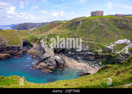 Tintagel Cornwall, Landschaftsblick auf das Meer mit Camelot House Hotel und Anwesen, England, Großbritannien, 2023 Stockfoto