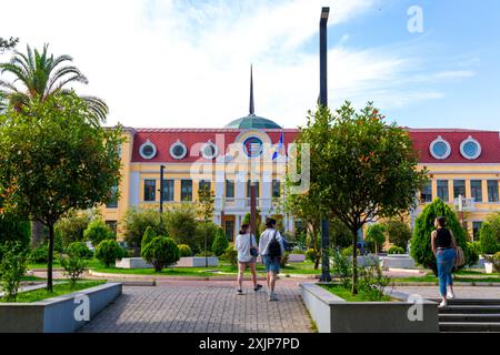 Batumi, Georgia - 14. JUNI 2024: Außenfassade des Rathauses von Batumi in der lermontov Street, Batumi, Georgia. Stockfoto