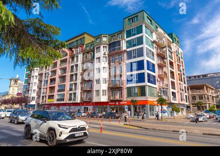 Batumi, Georgia - 14. JUNI 2024: Wohnblocks im sowjetischen Stil in der Innenstadt von Batumi, Adjara, Georgia. Stockfoto