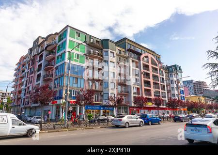 Batumi, Georgia - 14. JUNI 2024: Wohnblocks im sowjetischen Stil in der Innenstadt von Batumi, Adjara, Georgia. Stockfoto