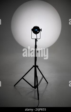 Octobox, Fotostudio-Ausrüstung und roter Papierhintergrund für Aufnahmen. Holzwürfel, Stühle und Ventilator zum schnellen Wechseln der Positionen während des Fotoshootings Stockfoto