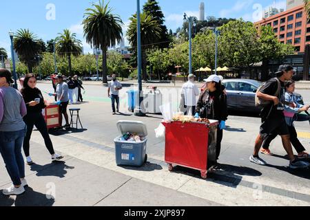 Hotdog-Händler am Embarcadero nahe Pier 33 in San Francisco, Kalifornien; informeller Straßenhandel für hungrige Touristen auf der Straße. Stockfoto