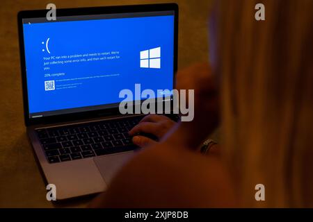 Zagreb, Kroatien. Juli 2024. Foto am 19. Juli 2024. In Zagreb zeigt Kroatien auf einem Laptop-Bildschirm einen blauen Fehlerbildschirm, auch bekannt als „Blue Screen of Death“ (BSOD). Millionen von Windows-Benutzern auf der ganzen Welt erlebten heute den Blue Screen of Death (BSOD)-Fehler, der dazu führte, dass das System plötzlich heruntergefahren oder neu gestartet wurde. Foto: Igor Kralj/PIXSELL Credit: Pixsell/Alamy Live News Stockfoto