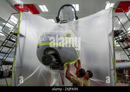 William Rogers, 23rd Maintenance Squadron Aircraft Structural Maintenance Craftsman, links, und Joshua Strickland, Senior Airman der U.S. Air Force, 23rd Maintenance Squadron Aircraft Structural Maintenance Geselle, rechts, bereiten am 16. Juli 2024 einen A-10C Thunderbolt II für die Neulackierung auf der Moody Air Force Base, Georgia vor. Während des Umlackierungsprozesses maskieren die Airmen des 23. Wartungsgeschwaders Teile des Flugzeugs, um Überspritzung während des Prozesses zu vermeiden. (Foto der U.S. Air Force von Airman 1st Class Leonid Soubbotine) Stockfoto