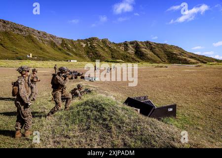 US-Marines, die der Charlie Company, dem Battalion Landing Team 1/5, 15th Marine Expeditionary Unit, zugewiesen sind, greifen simulierte feindliche Ziele während der Angriffe von Live-Feuertrupps auf der Marine Corps Base Hawaii am 18. Juli 2024 an. Das Live-Feuertraining auf Squad-Ebene verbessert die Kampfbereitschaft und behält die Fähigkeiten des Marinekorps bei. (Foto des U.S. Marine Corps von CPL. Aidan Hekker) Stockfoto