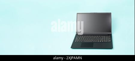 Leerer Laptop-Bildschirm, Daten hochladen, Geschäftskonzept, Installationsanwendung, Computer auf dem Schreibtisch Stockfoto