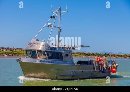 Ein Fischereifahrzeug aus Aluminium kehrt nach Steveston Harbour in Kanada zurück Stockfoto