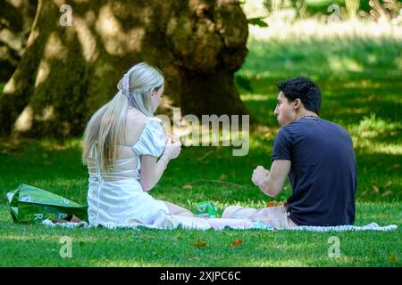 Hyde Park, London. Juli 2024. Der bisher heißeste Tag des Jahres mit Temperaturen von 31,9 Grad Celsius im Zentrum Londons. Menschen, die das Wetter im Hyde Park in Central London, England, genießen. Quelle: james jagger/Alamy Live News Stockfoto