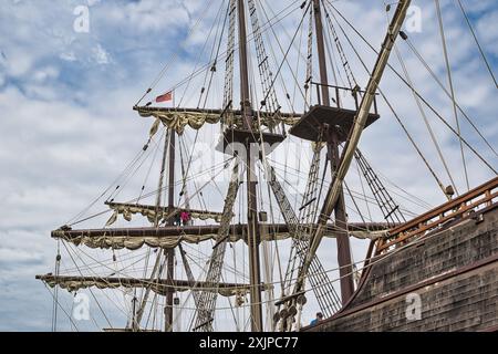 Eine detaillierte Ansicht der Masten und Takelage eines historischen Segelschiffes vor einem bewölkten Himmel. Stockfoto