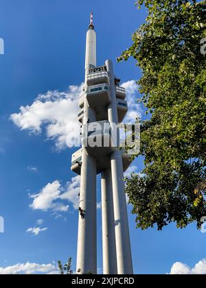 Prag, Tschechische republik - 12. Juli 2021. Dominanz von Prag - Zizkov-Turm mit Babies-Statuen am blauen Himmel im Sommer Stockfoto