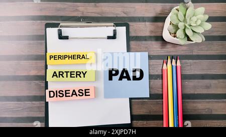 Konzept DER PAD - periphere arterielle Verschlusskrankheit Schreiben Sie auf Haftnotizen isoliert auf dem Holztisch. Stockfoto