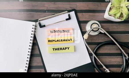 Konzept der Hormonersatztherapie Schreiben Sie auf Haftnotizen isoliert auf Holztisch. Stockfoto