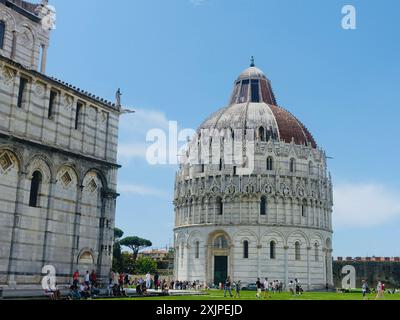 Battistero di San Giovanni an einem sonnigen Tag in Pisa, Toskana, Italien Stockfoto