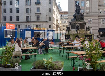 Bar und Bistro im Freien am Exchange Square Liverpool Stockfoto
