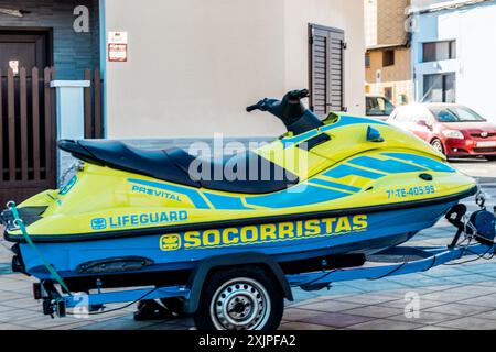 Ein Jetski, der dem spanischen Roten Kreuz zur Rettung zur Verfügung gestellt wird, auf der Straße geparkt Stockfoto