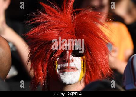 Tag 1 des Rolex Australian Formula 1 Grand Prix 2024 auf dem Albert Park Circuit in Melbourne, Victoria am 21. März 2024. Ferrari-Fan zeigt seine Leidenschaft. Stockfoto