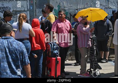 Tijuana, Baja California, Mexiko. Juli 2024. Fußgänger und Autos wurden am Freitag, den 19. Juli 2024, vier bis acht Stunden lang am Grenzübergang San Ysidro Port of Entry in Tijuana, Mexiko, angehalten, um in die Vereinigten Staaten zu gelangen. Ein verpfuschtes Software-Update des Cybersicherheitsunternehmens CrowdStrike Holdings Inc. Stürzte weltweit unzählige Microsoft Windows-Computersysteme ab und wirkte sich auf die CBP One-App aus, die von Menschen über die Grenze zwischen den USA und Mexiko verwendet wurde. (Kreditbild: © Carlos A. Moreno/ZUMA Press Wire) NUR REDAKTIONELLE VERWENDUNG! Nicht für kommerzielle ZWECKE! Stockfoto