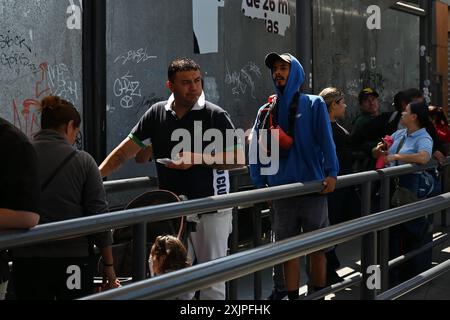 Tijuana, Baja California, Mexiko. Juli 2024. Fußgänger, die darauf warteten, in die Vereinigten Staaten zu überqueren, brauchten vier bis acht Stunden, um am Freitag, den 19. Juli 2024, am Grenzübergang des San Ysidro Port of Entry in Tijuana, Mexiko, vorzudringen. Ein verpfuschtes Software-Update des Cybersicherheitsunternehmens CrowdStrike Holdings Inc. Stürzte weltweit unzählige Microsoft Windows-Computersysteme ab und wirkte sich auf die CBP One-App aus, die von Menschen über die Grenze zwischen den USA und Mexiko verwendet wurde. (Kreditbild: © Carlos A. Moreno/ZUMA Press Wire) NUR REDAKTIONELLE VERWENDUNG! Nicht für kommerzielle ZWECKE! Stockfoto