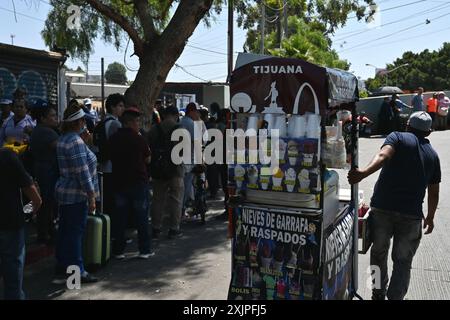 Tijuana, Baja California, Mexiko. Juli 2024. Fußgänger warteten vier bis acht Stunden, Eisverkäufer verkauften den Schlangen ein paar coole Leckereien, um am Freitag, den 19. Juli 2024, am San Ysidro Port of Entry Border Grenzübergang in Tijuana, Mexiko, in die Vereinigten Staaten zu überqueren. Ein verpfuschtes Software-Update des Cybersicherheitsunternehmens CrowdStrike Holdings Inc. Stürzte weltweit unzählige Microsoft Windows-Computersysteme ab und wirkte sich auf die CBP One-App aus, die von Menschen über die Grenze zwischen den USA und Mexiko verwendet wurde. (Kreditbild: © Carlos A. Moreno/ZUMA Press Wire) NUR REDAKTIONELLE VERWENDUNG! Nicht für kommerzielle ZWECKE! Stockfoto