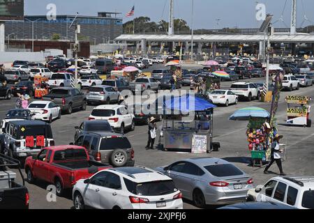 Tijuana, Baja California, Mexiko. Juli 2024. Fußgänger und Autos, die auf die Einreise in die Vereinigten Staaten warteten, brauchten vier bis acht Stunden, um am Freitag, den 19. Juli 2024, am Grenzübergang des San Ysidro Port of Entry in Tijuana, Mexiko, vorzudringen. Ein verpfuschtes Software-Update des Cybersicherheitsunternehmens CrowdStrike Holdings Inc. Stürzte weltweit unzählige Microsoft Windows-Computersysteme ab und wirkte sich auf die CBP One-App aus, die von Menschen über die Grenze zwischen den USA und Mexiko verwendet wurde. (Kreditbild: © Carlos A. Moreno/ZUMA Press Wire) NUR REDAKTIONELLE VERWENDUNG! Nicht für kommerzielle ZWECKE! Stockfoto