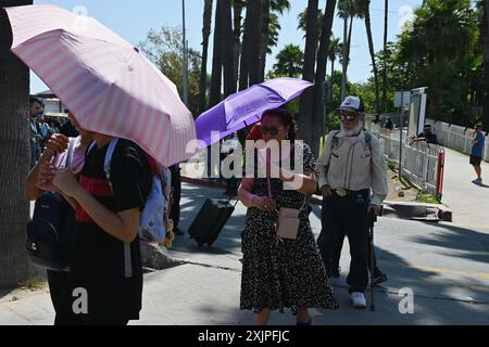 Tijuana, Baja California, Mexiko. Juli 2024. Fußgänger warteten vier bis acht Stunden, während einige sich vor der heißen Sonne bedeckten, um am Freitag, den 19. Juli 2024, am San Ysidro Port of Entry Grenzübergang in Tijuana, Mexiko, in die Vereinigten Staaten zu überqueren. Ein verpfuschtes Software-Update des Cybersicherheitsunternehmens CrowdStrike Holdings Inc. Stürzte weltweit unzählige Microsoft Windows-Computersysteme ab und wirkte sich auf die CBP One-App aus, die von Menschen über die Grenze zwischen den USA und Mexiko verwendet wurde. (Kreditbild: © Carlos A. Moreno/ZUMA Press Wire) NUR REDAKTIONELLE VERWENDUNG! Nicht für kommerzielle ZWECKE! Stockfoto