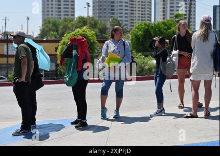 Tijuana, Baja California, Mexiko. Juli 2024. Fußgänger warteten vier bis acht Stunden auf die Einreise in die Vereinigten Staaten am San Ysidro Port of Entry Grenzübergang in Tijuana, Mexiko, am Freitag, den 19. Juli 2024. Ein verpfuschtes Software-Update des Cybersicherheitsunternehmens CrowdStrike Holdings Inc. Stürzte weltweit unzählige Microsoft Windows-Computersysteme ab und wirkte sich auf die CBP One-App aus, die von Menschen über die Grenze zwischen den USA und Mexiko verwendet wurde. (Kreditbild: © Carlos A. Moreno/ZUMA Press Wire) NUR REDAKTIONELLE VERWENDUNG! Nicht für kommerzielle ZWECKE! Stockfoto