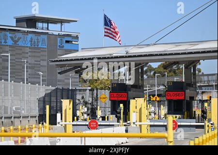 Tijuana, Baja California, Mexiko. Juli 2024. Fußgänger und Autos wurden am Freitag, den 19. Juli 2024, vier bis acht Stunden lang am Grenzübergang San Ysidro Port of Entry in Tijuana, Mexiko, angehalten, um in die Vereinigten Staaten zu gelangen. Ein verpfuschtes Software-Update des Cybersicherheitsunternehmens CrowdStrike Holdings Inc. Stürzte weltweit unzählige Microsoft Windows-Computersysteme ab und wirkte sich auf die CBP One-App aus, die von Menschen über die Grenze zwischen den USA und Mexiko verwendet wurde. (Kreditbild: © Carlos A. Moreno/ZUMA Press Wire) NUR REDAKTIONELLE VERWENDUNG! Nicht für kommerzielle ZWECKE! Stockfoto