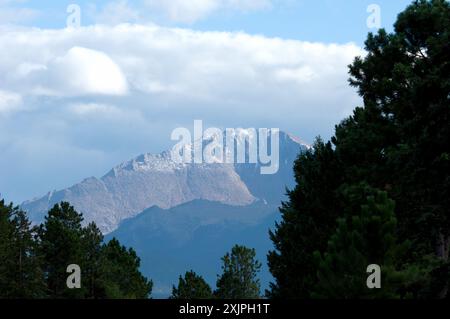 WOODLAND PARK, COLORADO, USA: Die erste Schneestäubung für die kommende Wintersaison über der Holzlinie am Pikes Peak aus Sicht von Woodland Park, CO. Stockfoto