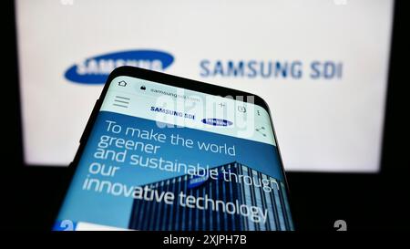 Stuttgart, Deutschland, 17.06.2023: Smartphone mit Website des Elektronikunternehmens Samsung SDI Co. Ltd. Auf dem Bildschirm vor dem Geschäftslogo. Konzentrieren Sie sich auf Stockfoto