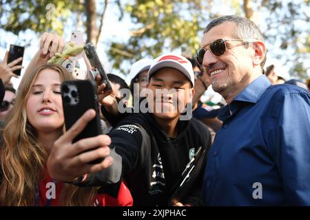 Tag 2 des Rolex Australian Formula 1 Grand Prix 2024 auf dem Albert Park Circuit in Melbourne, Victoria am 21. März 2024. Gunther seiner trifft seine Fans. Stockfoto