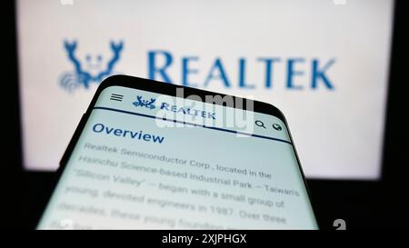 Stuttgart, 23.06.2023: Smartphone mit Website des taiwanesischen Unternehmens Realtek Semiconductor Corp. Auf dem Bildschirm vor dem Geschäftslogo. Fokus Stockfoto