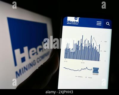 Stuttgart, 23.06.2023: Person, die ein Mobiltelefon hält, mit Webseite des US-Unternehmens Hecla Mining Company vor dem Logo. Konzentrieren Sie sich auf die Mitte Stockfoto