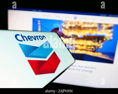 Stuttgart, Deutschland: 25.06.2023: Smartphone mit Logo des amerikanischen Energieunternehmens Chevron Corporation auf dem Bildschirm vor der Website. Konzentrieren Sie sich auf Stockfoto