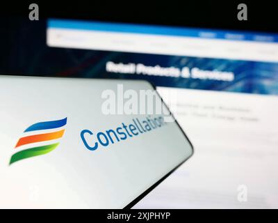 Stuttgart, 25.06.2023: Smartphone mit Logo des amerikanischen Unternehmens Constellation Energy Corporation auf dem Bildschirm vor der Business-Website. Stockfoto