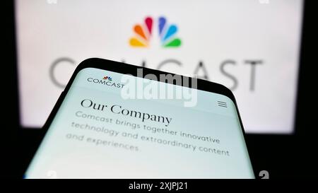 Stuttgart, 25.06.2023: Smartphone mit Website des US-amerikanischen Telekommunikationsunternehmens Comcast Corporation auf dem Bildschirm vor dem Logo. Konzentrieren Sie sich auf Stockfoto