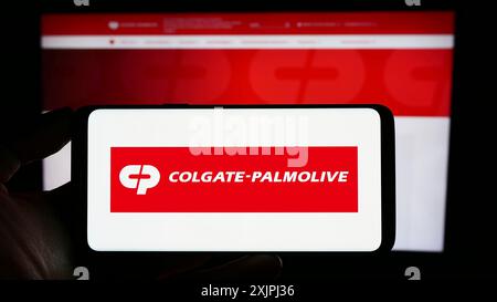 Stuttgart, 25.06.2023: Person mit Mobiltelefon mit Logo des Konsumgütergeschäfts Colgate-Palmolive Company auf dem Bildschirm Stockfoto