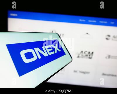 Stuttgart, Deutschland, 07.01.2023: Mobiltelefon mit Logo der kanadischen Investmentgesellschaft Onex Corporation auf dem Bildschirm vor der Website. Konzentrieren Sie sich auf Stockfoto